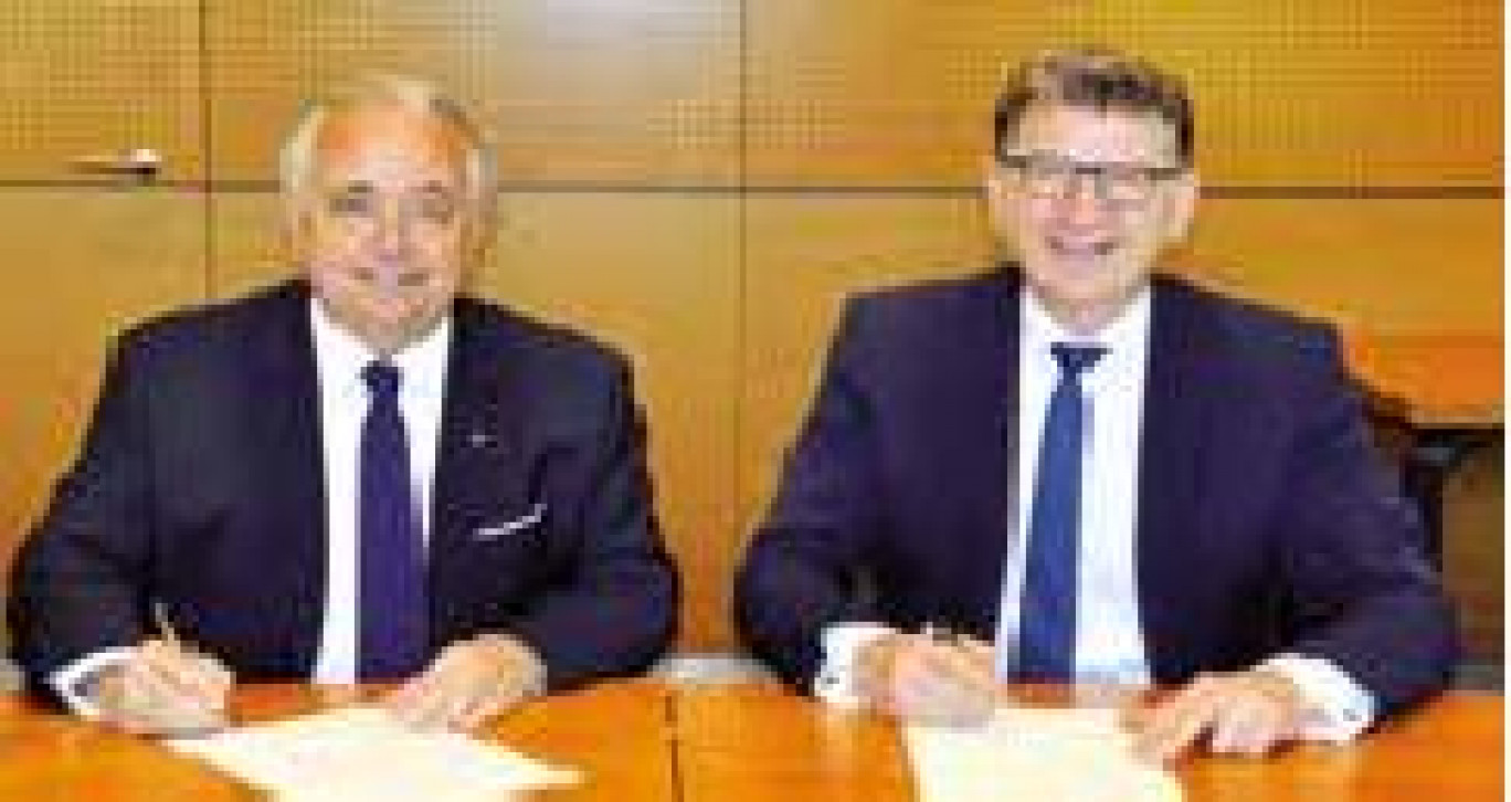 Patrick Gruau (pdg de Gruau) et Reinhold Braun (codirigeant de Sortimo) ont signé leur accord de partenariat au début de l’année.