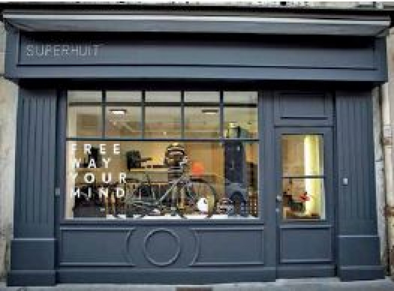 Un vélo dans une vitrine rue d’Amerval à Nancy, cela intrigue... c’est tout l’objectif de la  nouvelle enseigne Superhuit.