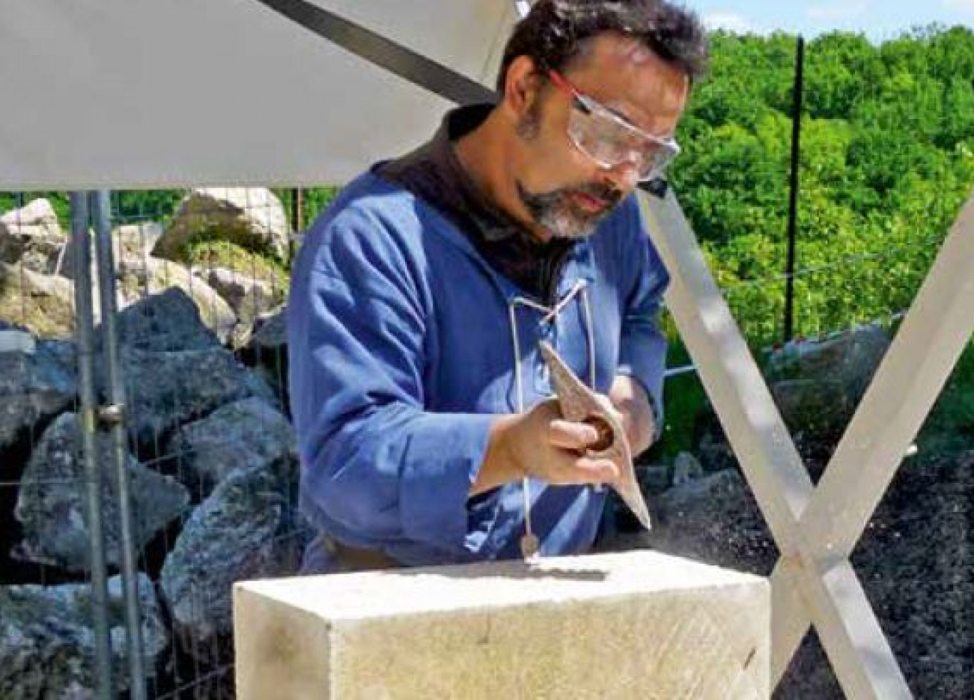 «Il y a une émotion dans mon métier», confie Franck Bouctot, tailleur de pierre.