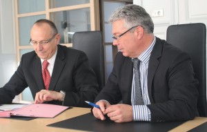 Jean Niel, le directeur régional de Pôle Emploi Lorraine (à gauche), et François Petitjean, le président de l’Ordre des expertscomptables de Lorraine, viennent de signer une convention de coopération lundi dernier.