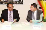 Pascal Pinelli, président de la Capeb 54 et le préfet Raphaël Bartolt viennent de signer la charte partenariale liée au plan de rénovation énergétique.
