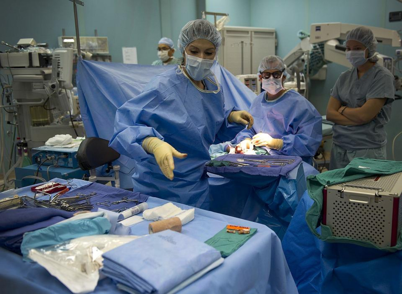 La crise sanitaire a-t-elle réellement fait prendre conscience de la nécessaire fin de la politique de réductions d’effectifs dans les services hospitaliers ?
