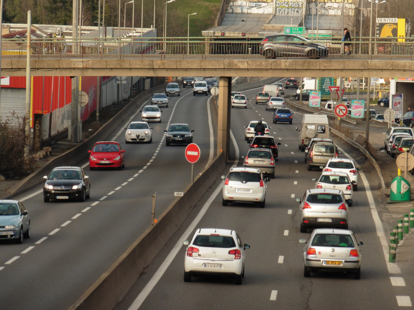 © Olivier Razemon pour DSI Les secteurs populaires sont plus souvent striés par des voies rapides (ici, à Saint-Étienne) qui interdisent le passage, à pied, d’un quartier à l’autre.