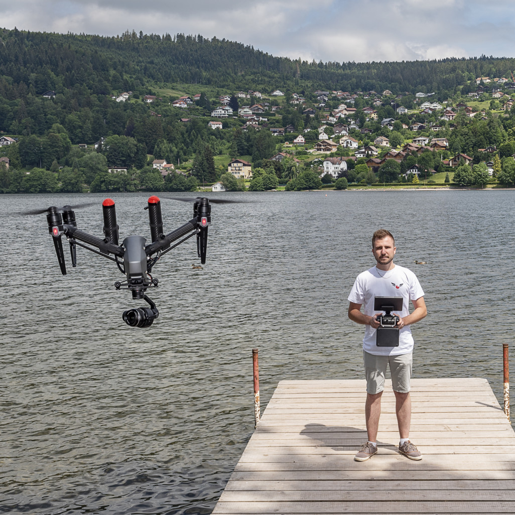 Jean Perrin en train de tester un drone du vol en immersion VR/360°