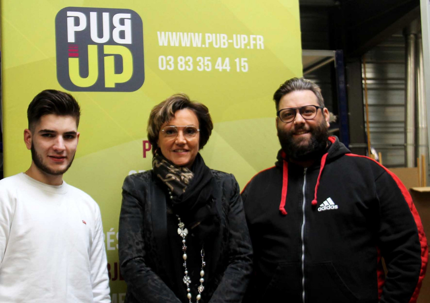 Sophie Rigal, la gérante de Pub Up, entourée de ses deux collaborateurs : Paul Charles et Alexis Wloka.