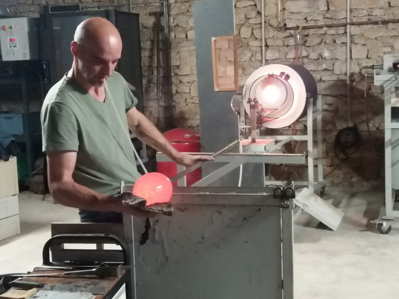 Gabriel Beltra en train  de souffler le verre dans son atelier au 2 rue du Lac à Heudicourt-sous-les-Côtes.