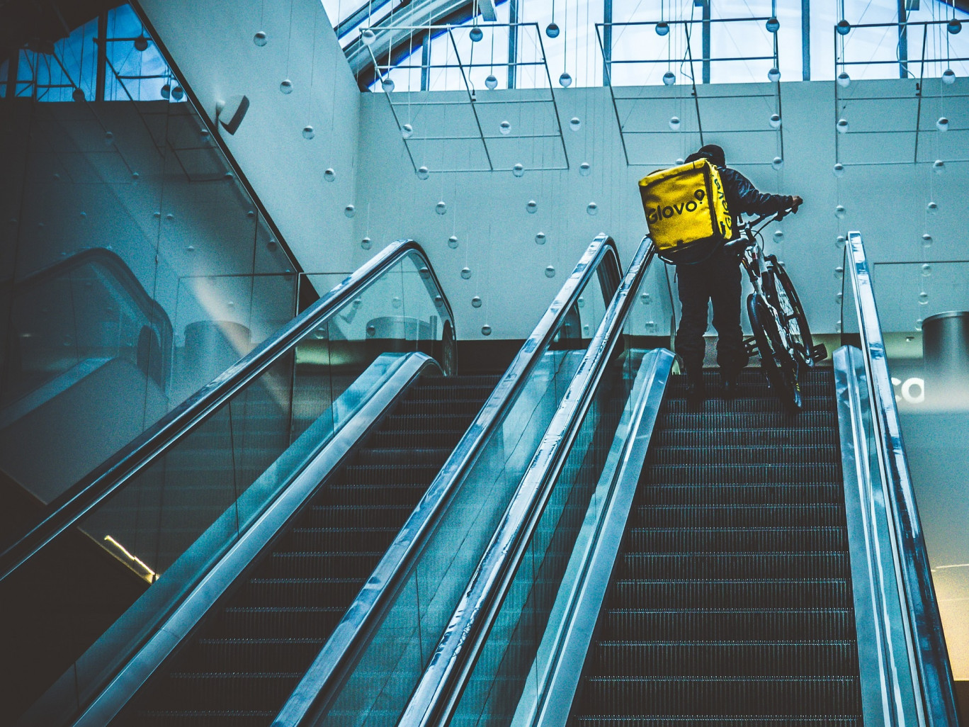 Avec l'explosion du e-commerce, la pandémie a mis l'accent sur le sujet déjà sensible de la logistique, dite, du dernier kilomètre : comment assurer les livraisons en centre-ville, auprès des particuliers et des commerces ?