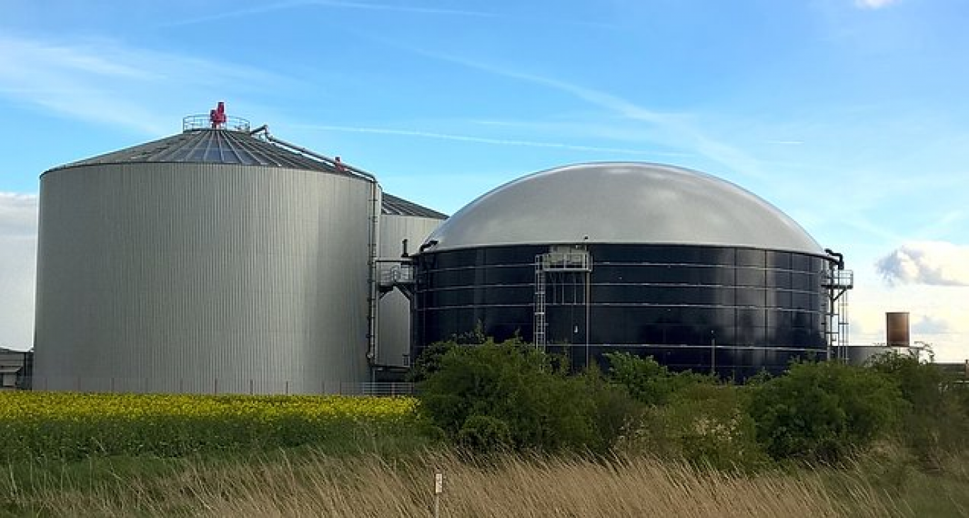 Une unité de méthanisation (production de biogaz et de digestat, fertilisant des sols.  