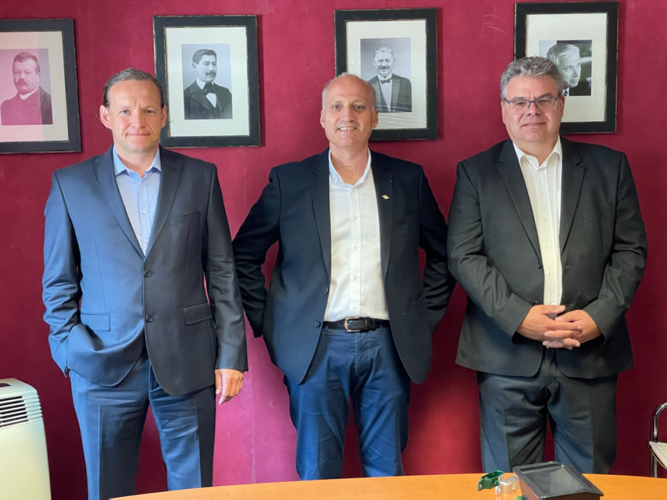 Denis Renaud, entouré de David Deflin et Jean-François Bourdon, les nouveaux pilotes de la trèflerie-pointerie Paté de Flin