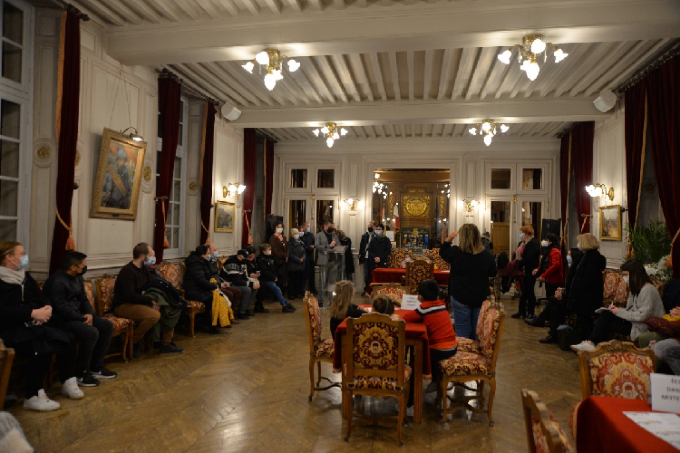 © CAGV - Sonia Rousseau, Signature du contrat «Club Coup de Pouce 2021-2022» en présence des jeunes élèves de cours préparatoire, leurs parents, les animateurs et Samuel Hazard.