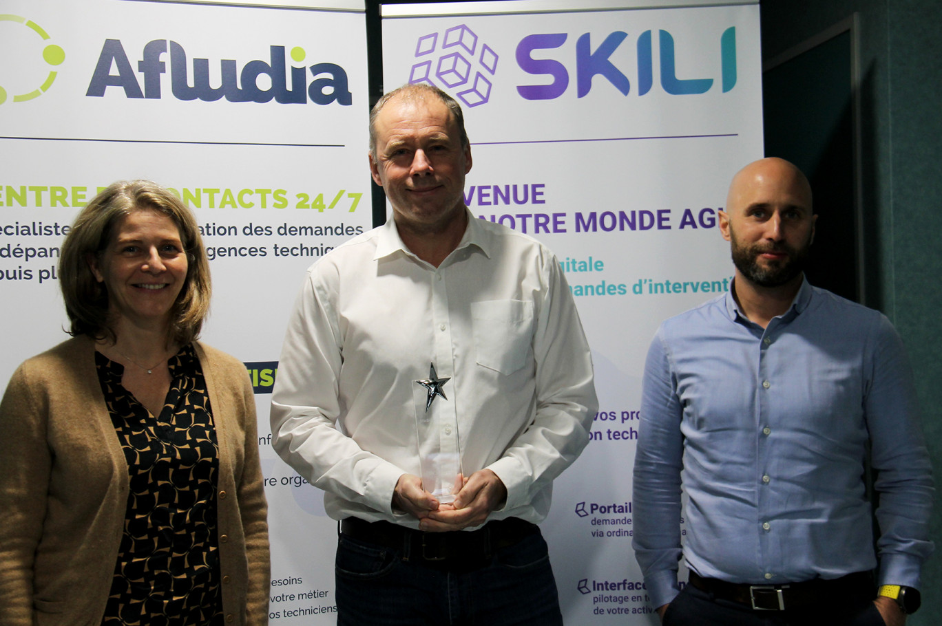 «Ce prix est une reconnaissance car nous sommes nouveau sur ce marché», assure Luc Allard (au centre), le pilote d’Afludia qui vient de recevoir le prix de la «Meilleure solution métiers de terrain» au dernier salon Mobility for Business à Paris. 