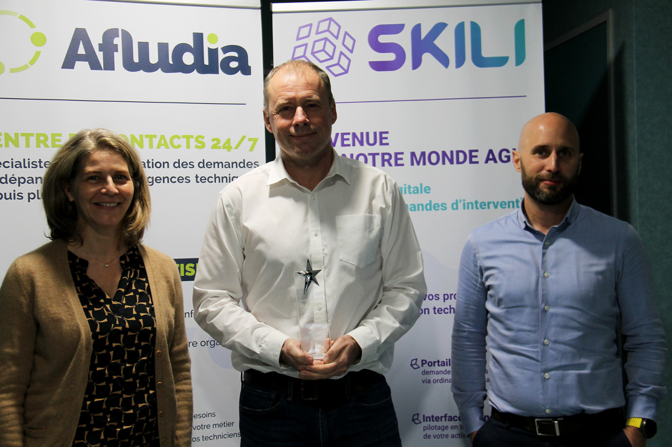 «Ce prix est une reconnaissance car nous sommes nouveau sur ce marché», assure Luc Allard (au centre), le pilote d’Afludia qui vient de recevoir le prix de la «Meilleure solution métiers de terrain» au dernier salon Mobility for Business à Paris.