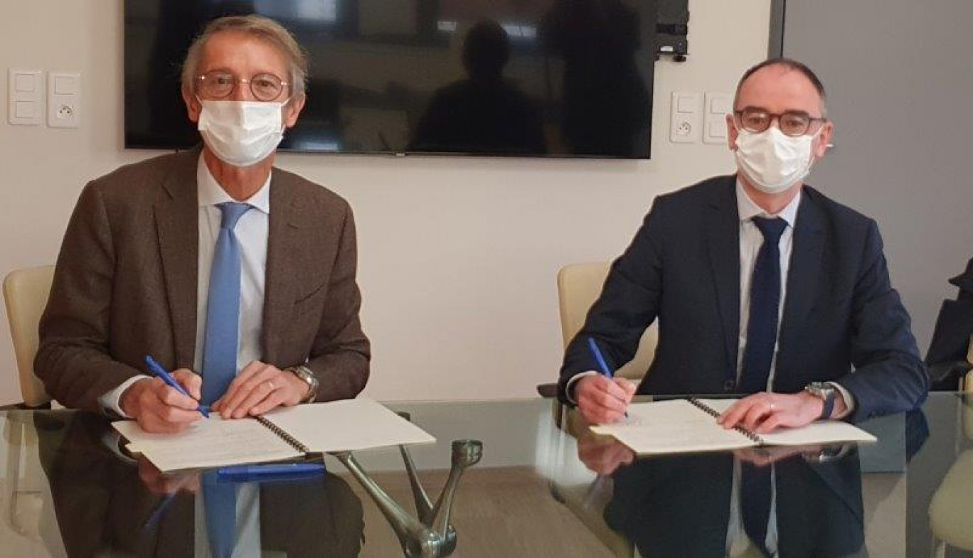 Bertrand Gautier, directeur de la DDFiP de Meurthe-et-Moselle et Christophe Franceschi, directeur de l’Urssaf Lorraine ont signé une convention de coopération le 16 décembre à Nancy.
