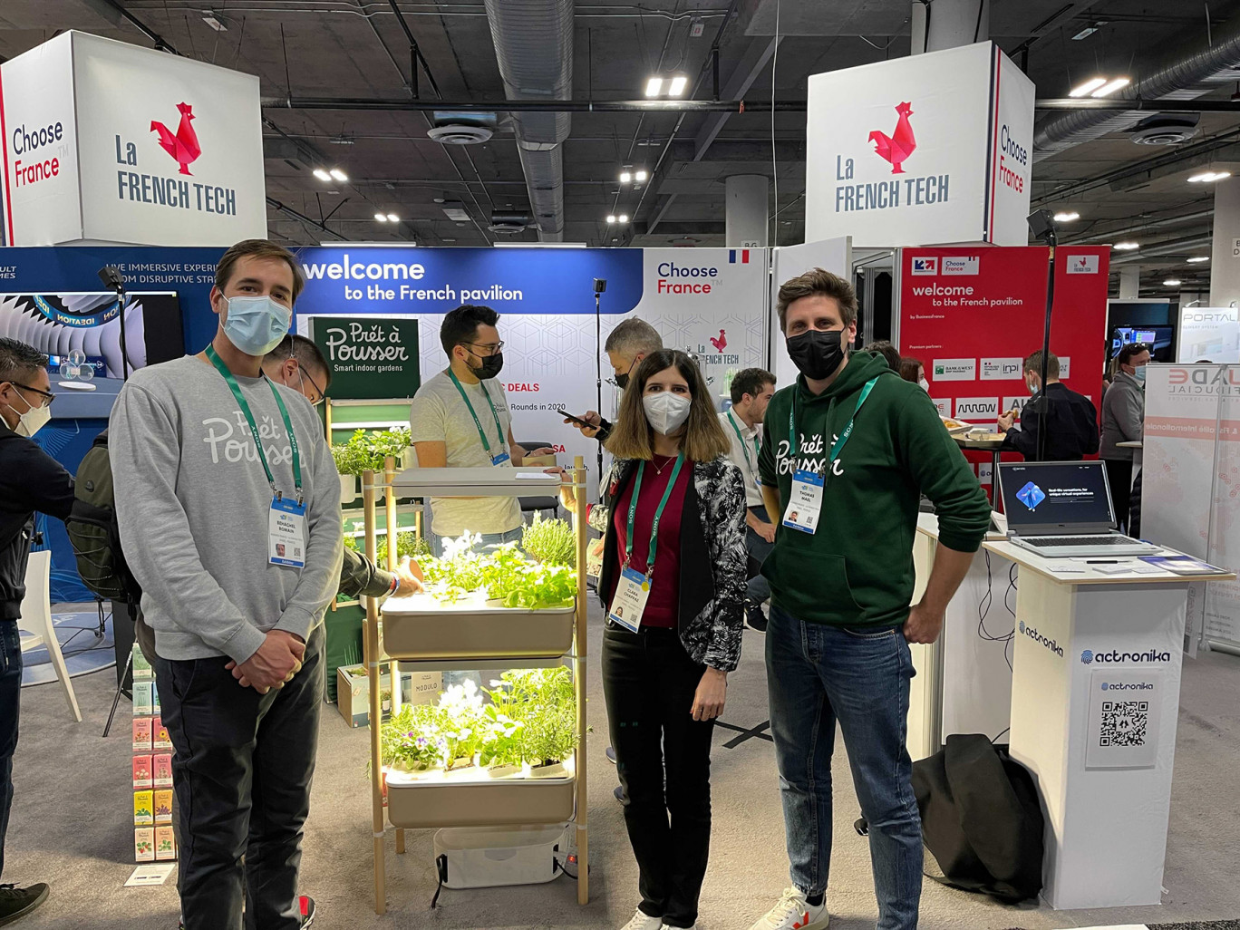 De gauche à droite Romain Behaghel , cofondateur de Prêt à Pousser, Clara Chappaz, directrice de la French Tech, et Mael Thomas, directeur Général de Prêt à Pousser, sur le stand de la start-up au CES de Las Vegas, en janvier 2022