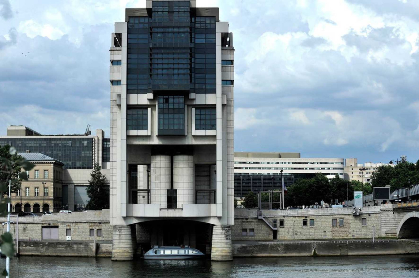 Face à la flambée des prix et au risque de pénurie de matières premières, Bercy invite les acheteurs publics à adapter leurs pratiques à la situation.