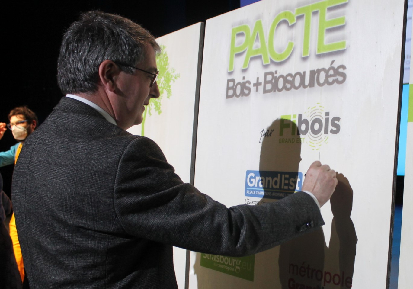 Jean Rottner à la signature du pacte sous forme de panneau boisé regroupant les 15 organismes engagés.