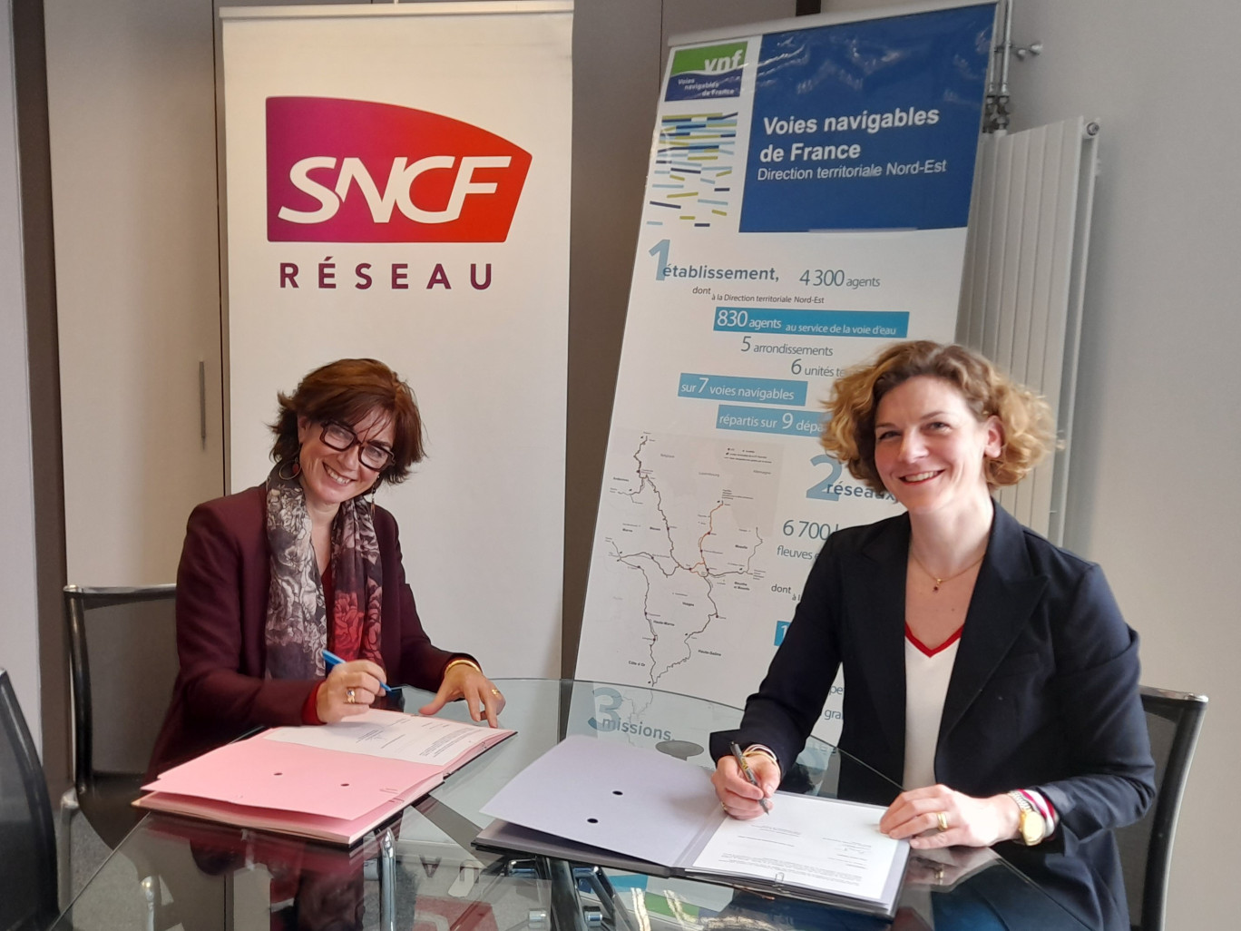 Laurence Berrut (à gauche) et Sophie-Charlotte Valentin (à droite) lors de la signature de la convention de partenariat.