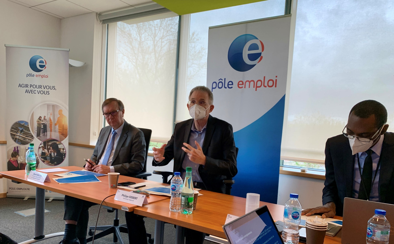 Philipe Siebert (au centre), directeur régional de Pôle emploi Grand Est, à l’annonce des résultats de l’enquête annuelle sur les Besoins de main-d’œuvre .