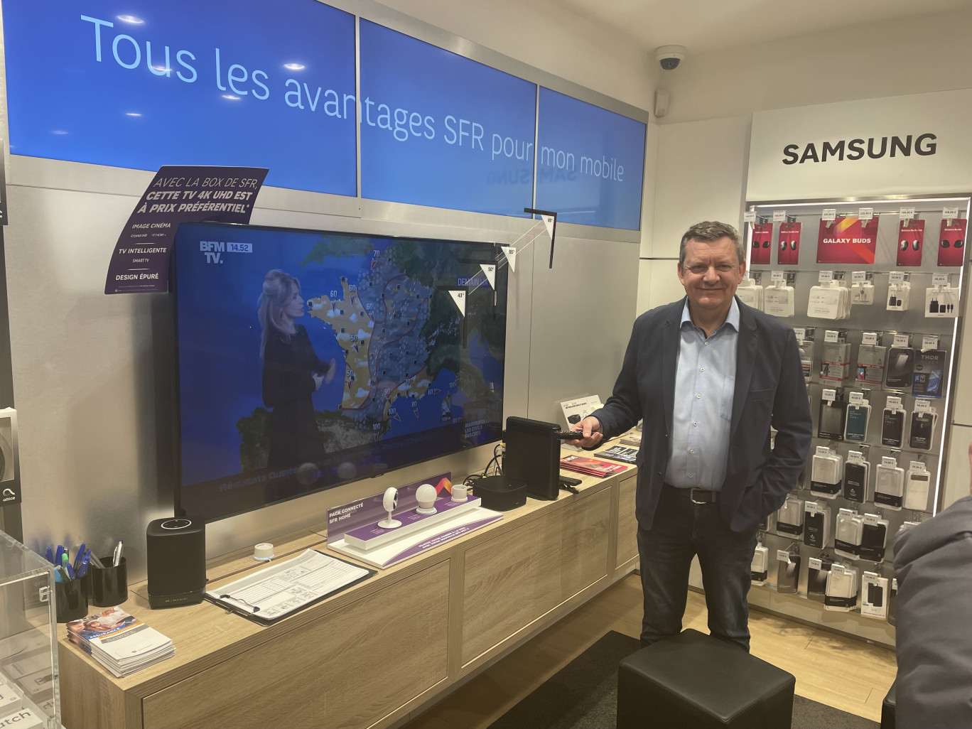 Hervé Depierre, délégué régional Grand Est d’Altice France devant la dernière box 8X de l’opérateur dans une des boutiques nancéiennes de SFR.