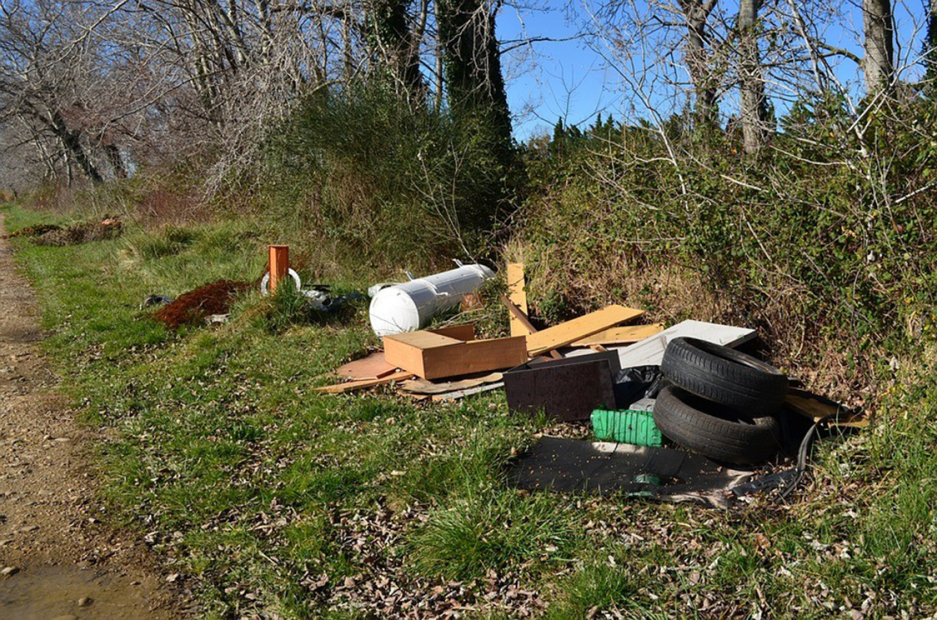 Sources de nuisances et de pollution, les dépôts illégaux de déchets constituent une sérieuse problématique pour les élus locaux.