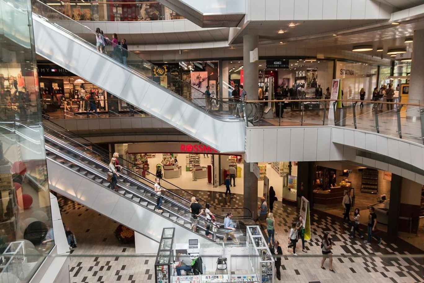 Les grandes chaînes de magasins restent le mode d'achat privilégié par les Français, dans six cas sur dix d’après un sondage sur la standardisation du shopping.