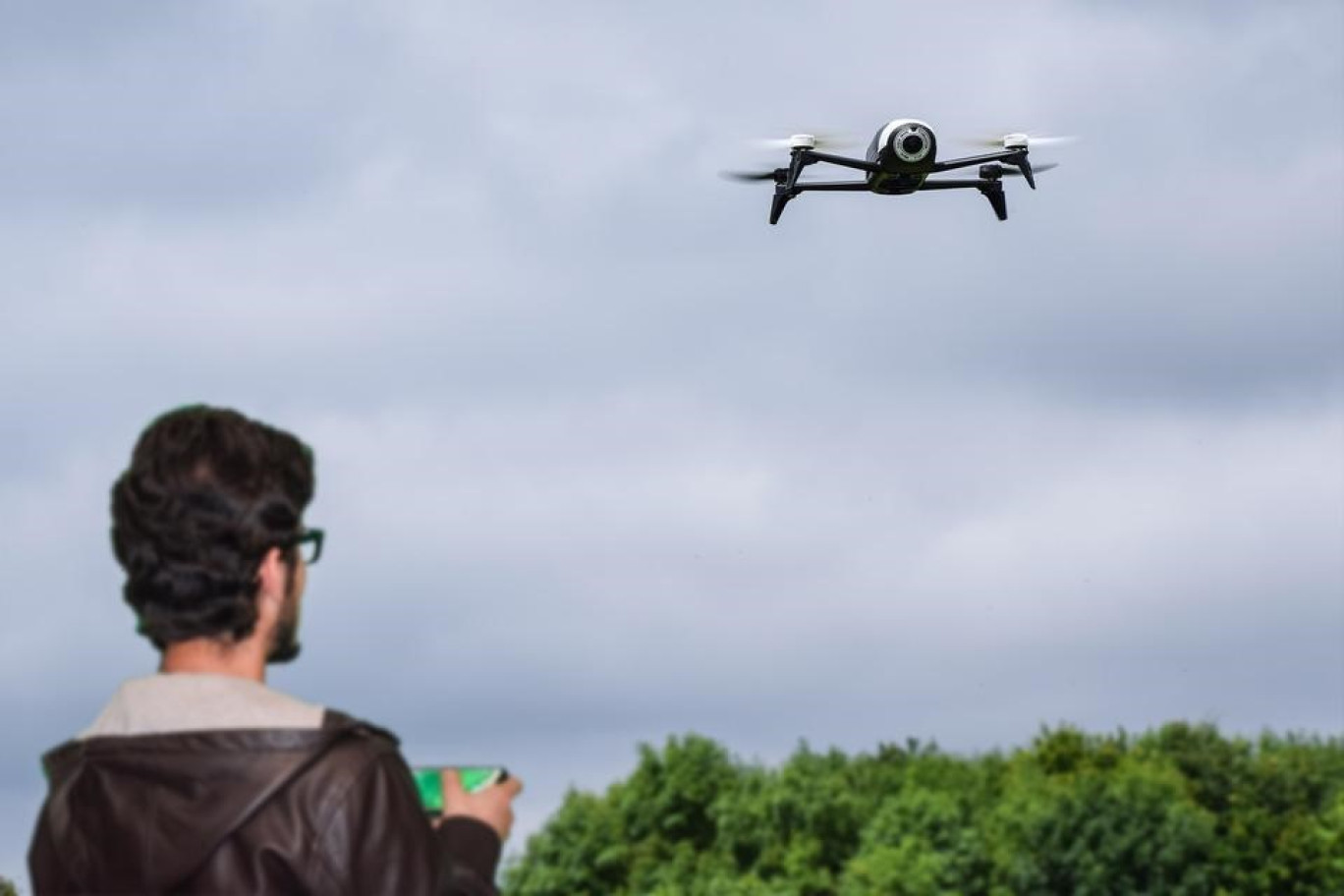 Réalisé par des huissiers titulaires du brevet de télépilote, le constat par drone permet aujourd’hui de faire des constatations dans des endroits particulièrement difficiles d’accès ou dangereux.