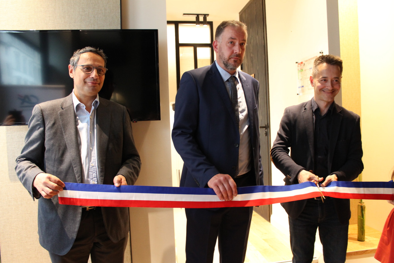 Laurent Cazelles, Denis Piard et Arnaud Bernez au moment de couper le ruban bleu, blanc, rouge.