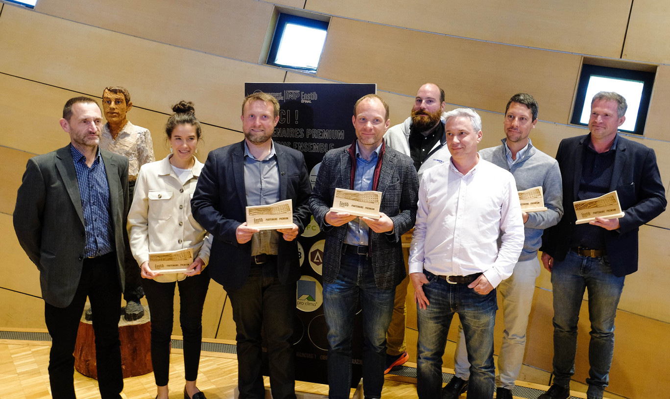 À l’occasion de l’inauguration de la nouvelle halle de l’ENSTIB, le 28 avril, huit industriels de la filière bois ont reçu un trophée spécifique qualifiant leur engagement auprès de l’école d’ingénieurs.