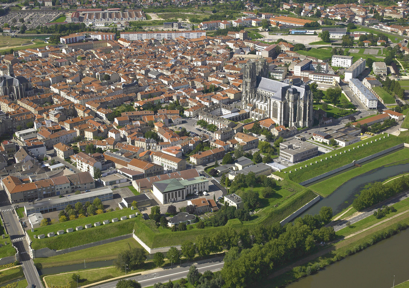 La SEBL Grand Est et la ville de Toul viennent de franchir une nouvelle étape dans la reconquête du centre-ville médiéval de la cité en rachetant l’immeuble du 7 place Croix du Füe. 