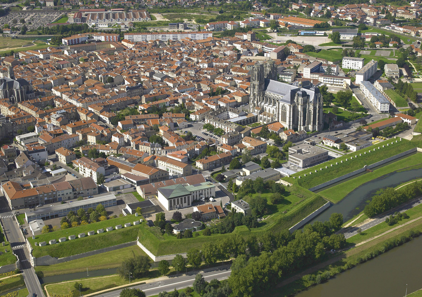 La SEBL Grand Est et la ville de Toul viennent de franchir une nouvelle étape dans la reconquête du centre-ville médiéval de la cité en rachetant l’immeuble du 7 place Croix du Füe.