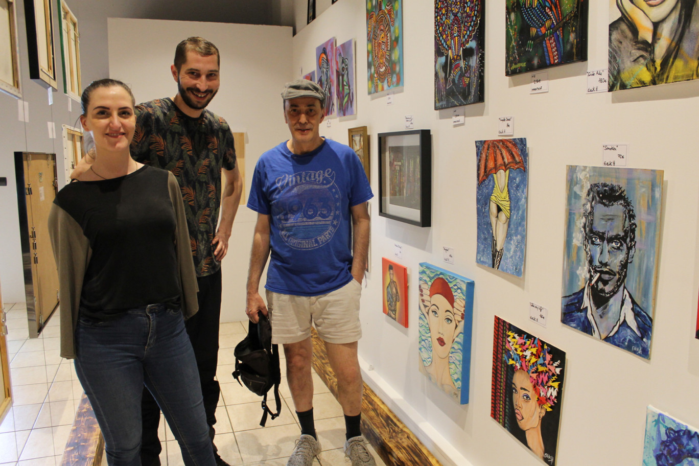 Amélia Sanchez d’El Daho, Mickael Lebdar et Erik Hils devant les dix œuvres de l’artiste. 