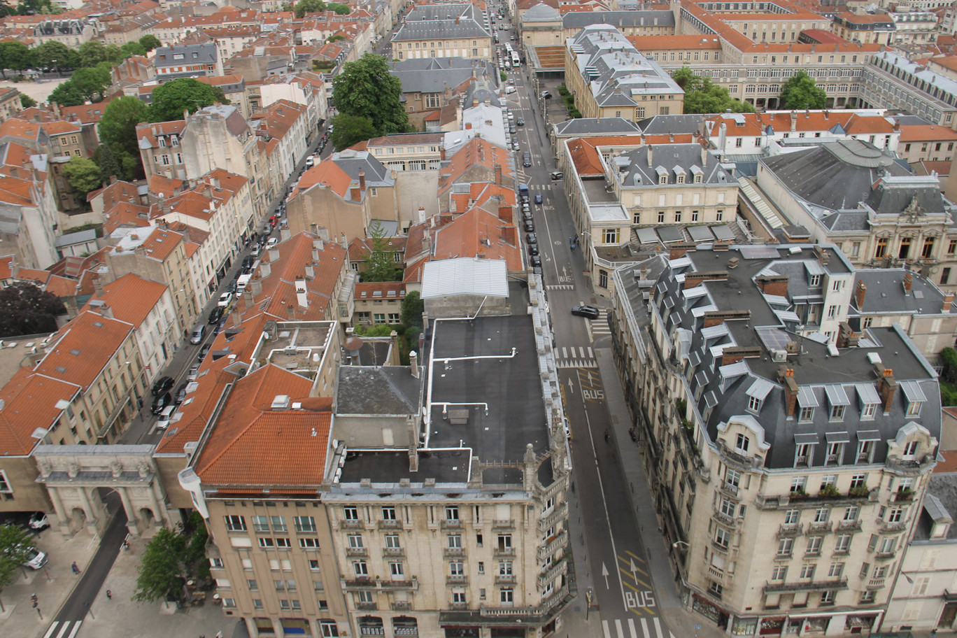 Si les Français ont concrétisé, voire anticipé leurs projets immobiliers en 2021, la progression du nombre de transactions de logements anciens en France (hors Mayotte) tend à diminuer. 