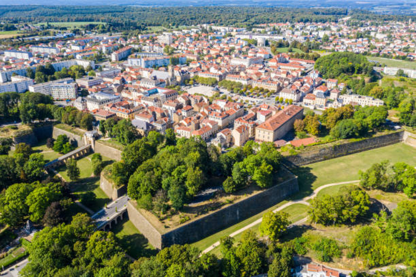 Longwy ville fortifiée et classée au patrimoine mondial de l’UNESCO, connaît une campagne de renaturation. 