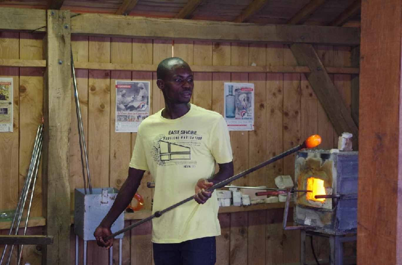 Younoussa Traoré dans son atelier au 12 rue de Montreville à Nancy. © : Musée du Verre d’Argonne.
