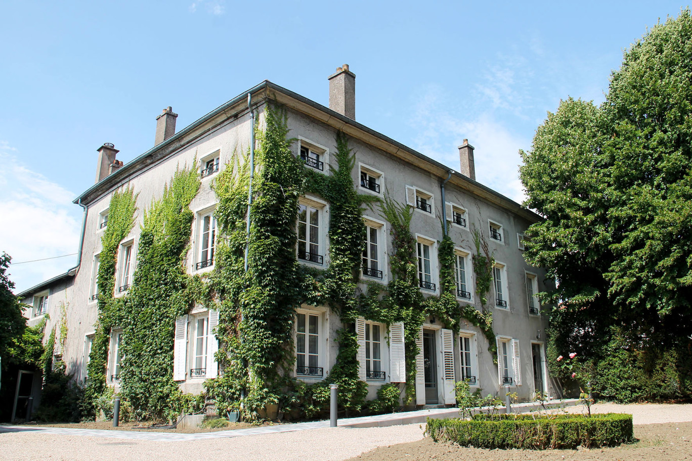 C’est dans une ancienne maison bourgeoise du XIXe siècle que l’hôtel du Parc (Logis de France) s’affiche comme une nouvelle offre à Pont-à-Mousson. 