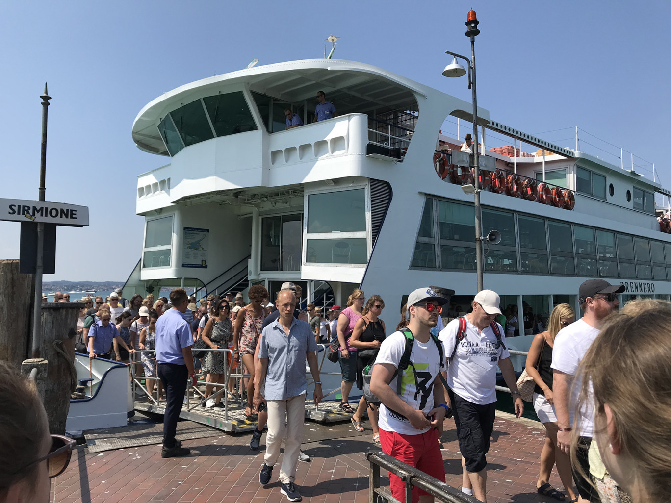 © : Olivier Razemon pour DSI Après deux ans de restrictions liées à la pandémie, les touristes sont de retour, ici, en descendant d'un bateau sur le lac de Garde, en Italie, cet été.