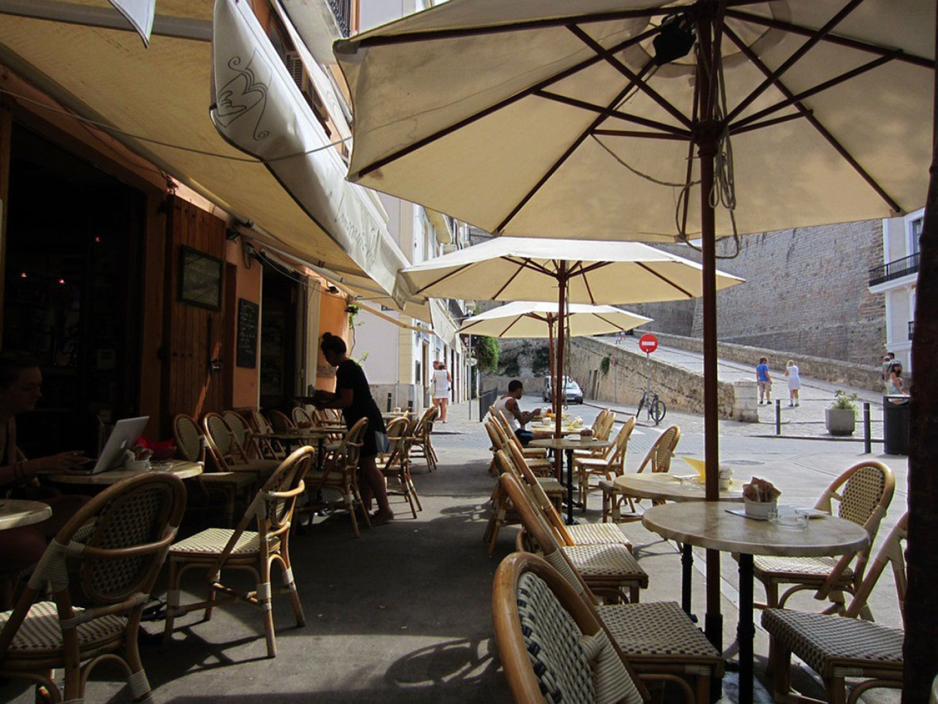 Les terrasses installées sur la voie publique font l’objet d’un cadre juridique strict. 