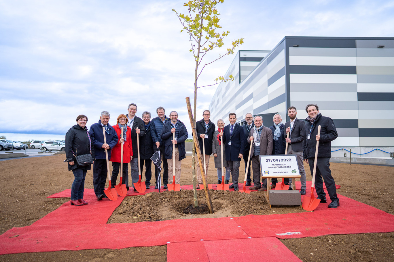 Premier arbre pour la nouvelle plateforme Lidl de Gondreville