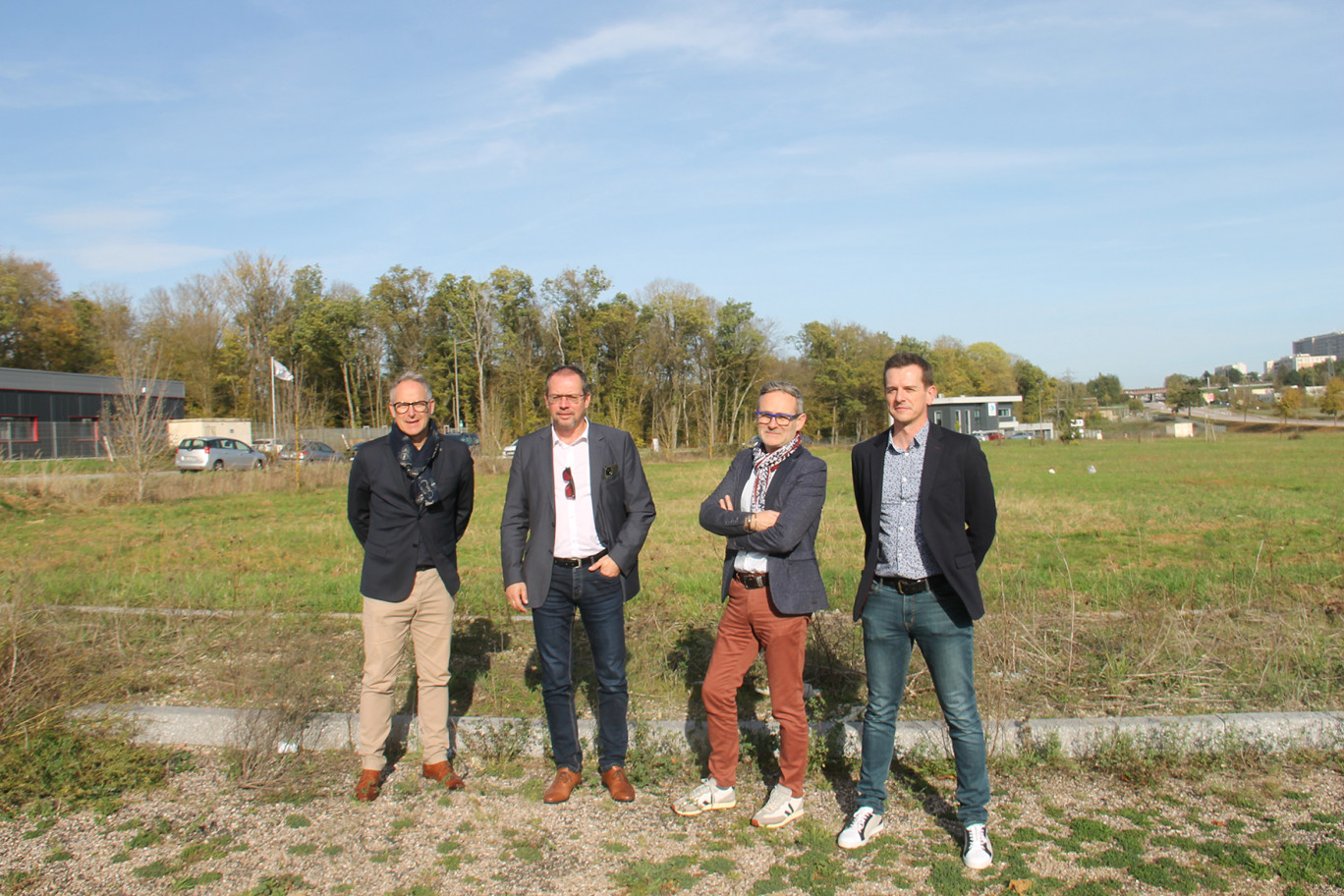 «70 % du foncier de la phase 1 de Brabois Forestière sont aujourd’hui commercialisés», assure Filipe Pinho (deuxième en partant de la gauche), le président de la Communauté de communes Moselle et Madon, le positionnement du futur arrêt du trolley grand-nancéien.