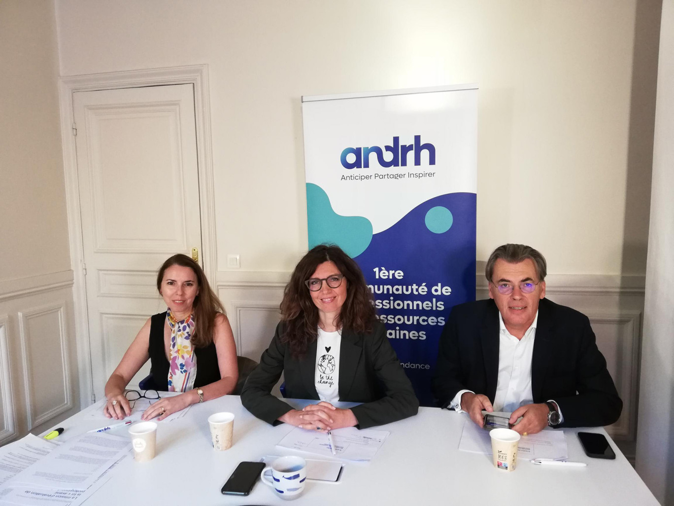 De gauche à droite, Laurence Breton-Kueny, vice-présidente, Audrey Richard, présidente,  Benoît Serre, vice-président délégué, de l’ANDRH. © : ANDRH