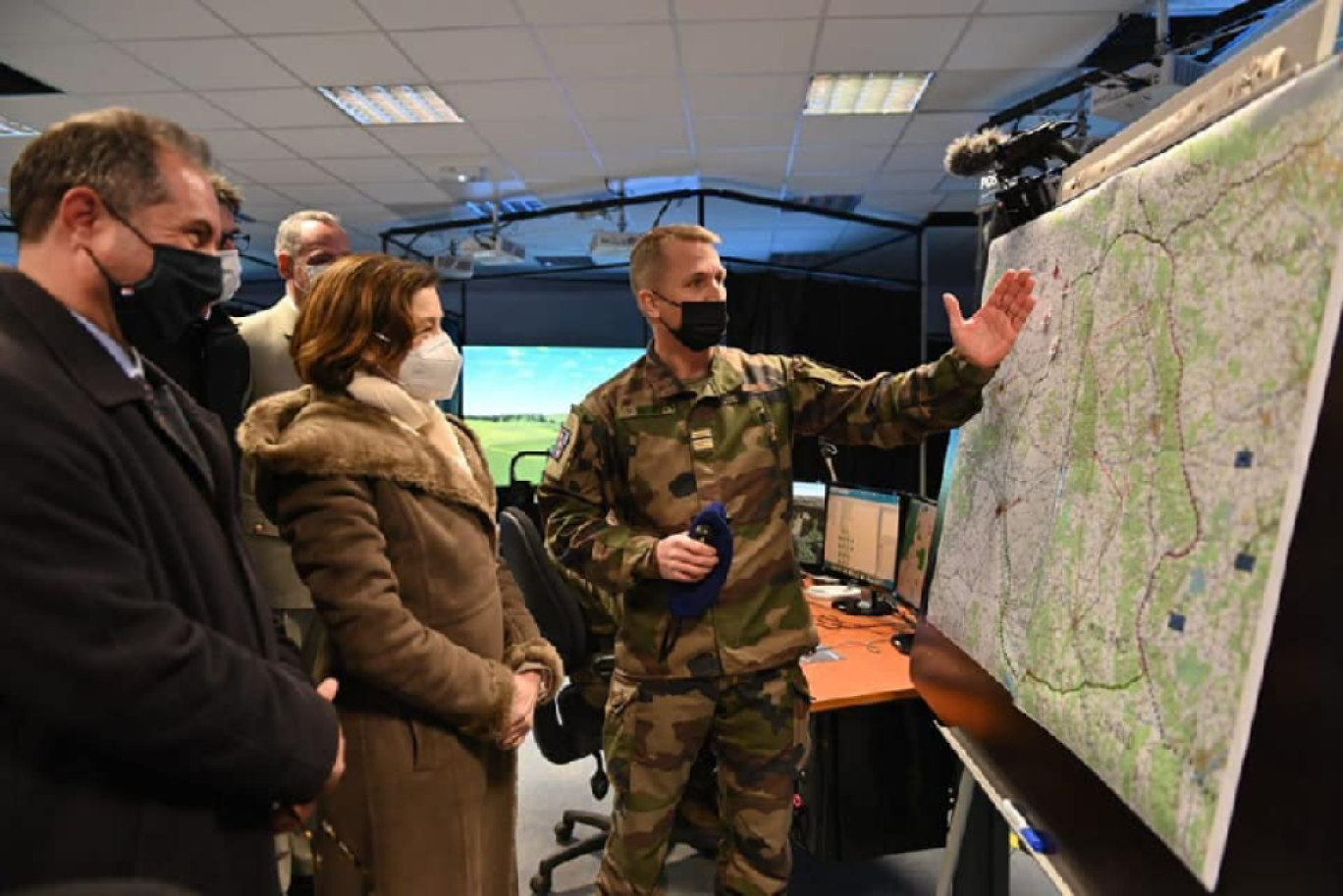 Le colonel Cyril Curutchet, chef de corps du 3e RHC en train de présenter le Régiment d'Étain à Florence Parly, ministre des Armées.