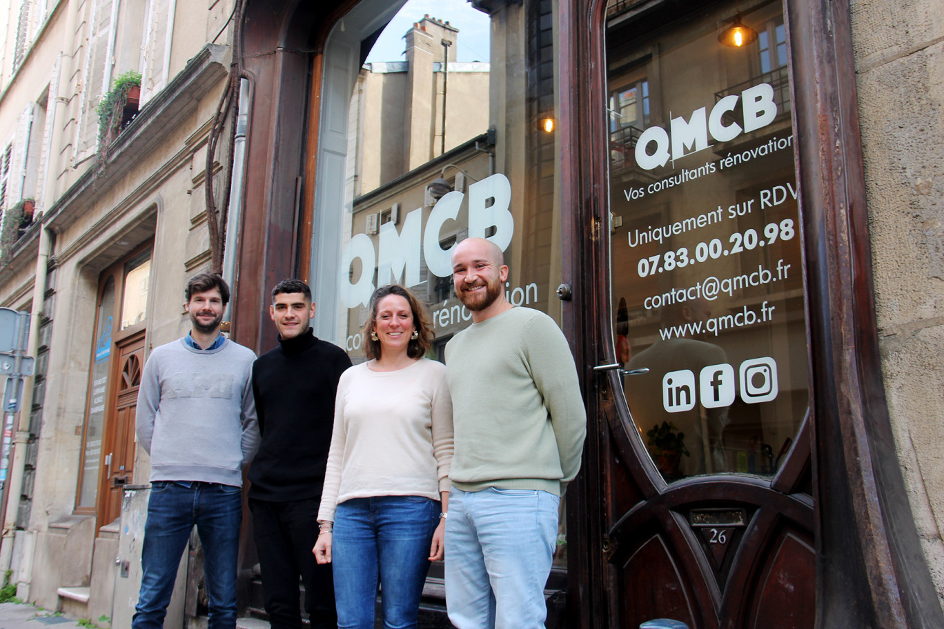 Clément Bagard (à gauche) et Quentin Mougeot (à droite), les cofondateurs de QMCB, montent en puissance avec l’embauche de Victoria Lung et Simon Humbert au cœur de leur récente agence rue de la Commanderie à Nancy.