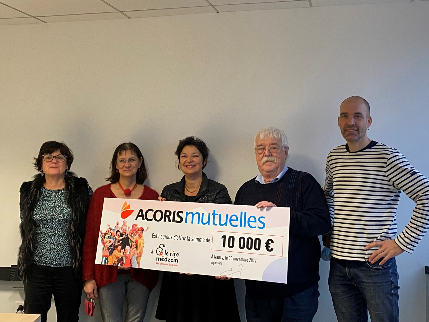 © Le Rire Médecin. Un partenariat durable ! Le 1er décembre, Acoris Mutuelles a remis un chèque de 10 000 € pour apporter son soutien à l’association Le Rire Médecin.