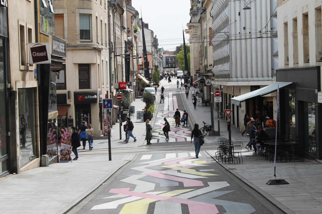 Le Conseil d’État vient d’estimer que pour le calcul de la taxe sur les surfaces commerciales (TASCOM), les sociétés qui exploitent un magasin de commerce de détail doivent intégrer à la surface de vente, celle du sas d’entrée du magasin.