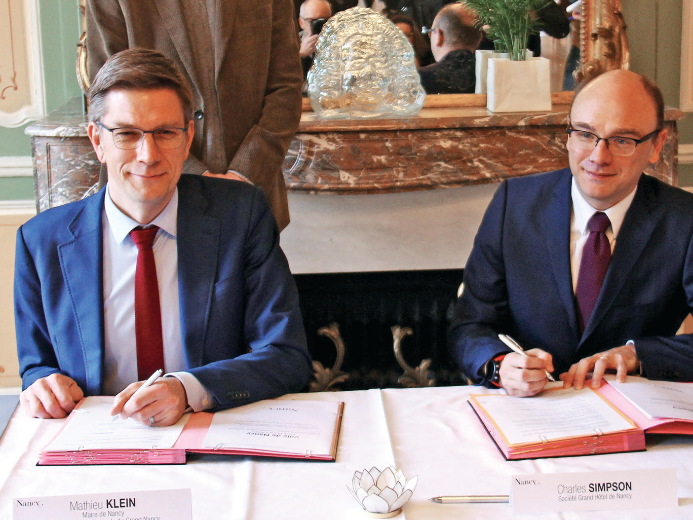 Mathieu Klein, le maire de Nancy et Charles Simpson, le gérant de la Société Grand Hôtel de Nancy viennent de signer le 1er février un avenant à un protocole datant de 2015 marquant le nouvel élan du Grand Hôtel de la Reine.