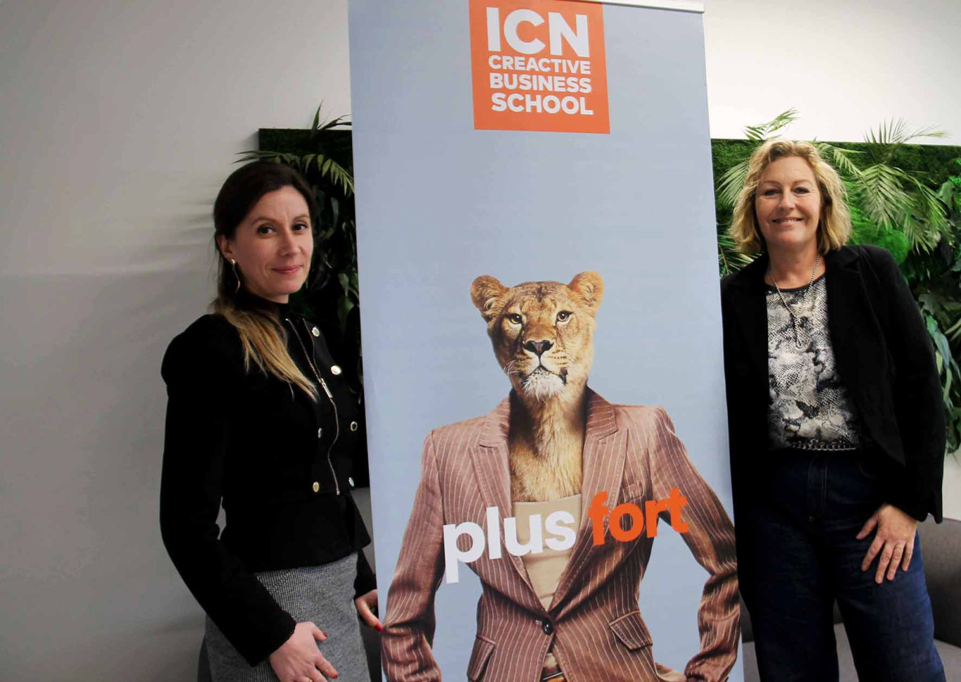Samantha Nguyen, responsable relations clients formation continue chez ICN Business School et Aurélie Cuelle, responsable des programmes devant la nouvelle campagne de communication de l’école.