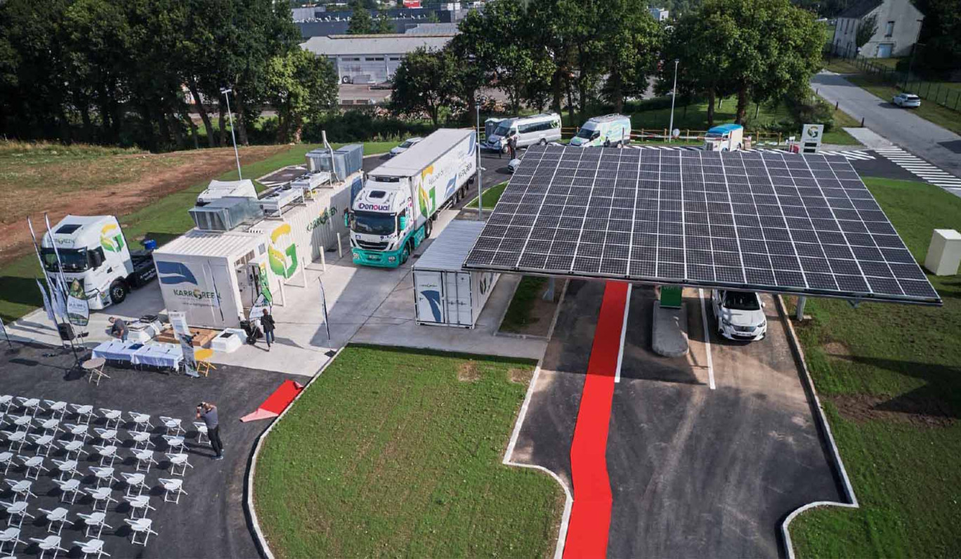 La première station multi-énergies de KarrGreen vient d’être inaugurée le 2 mars dernier le long de la D618 à Lexy. Elle fournit du BioGNV et de l’électricité. © : KARGREEN