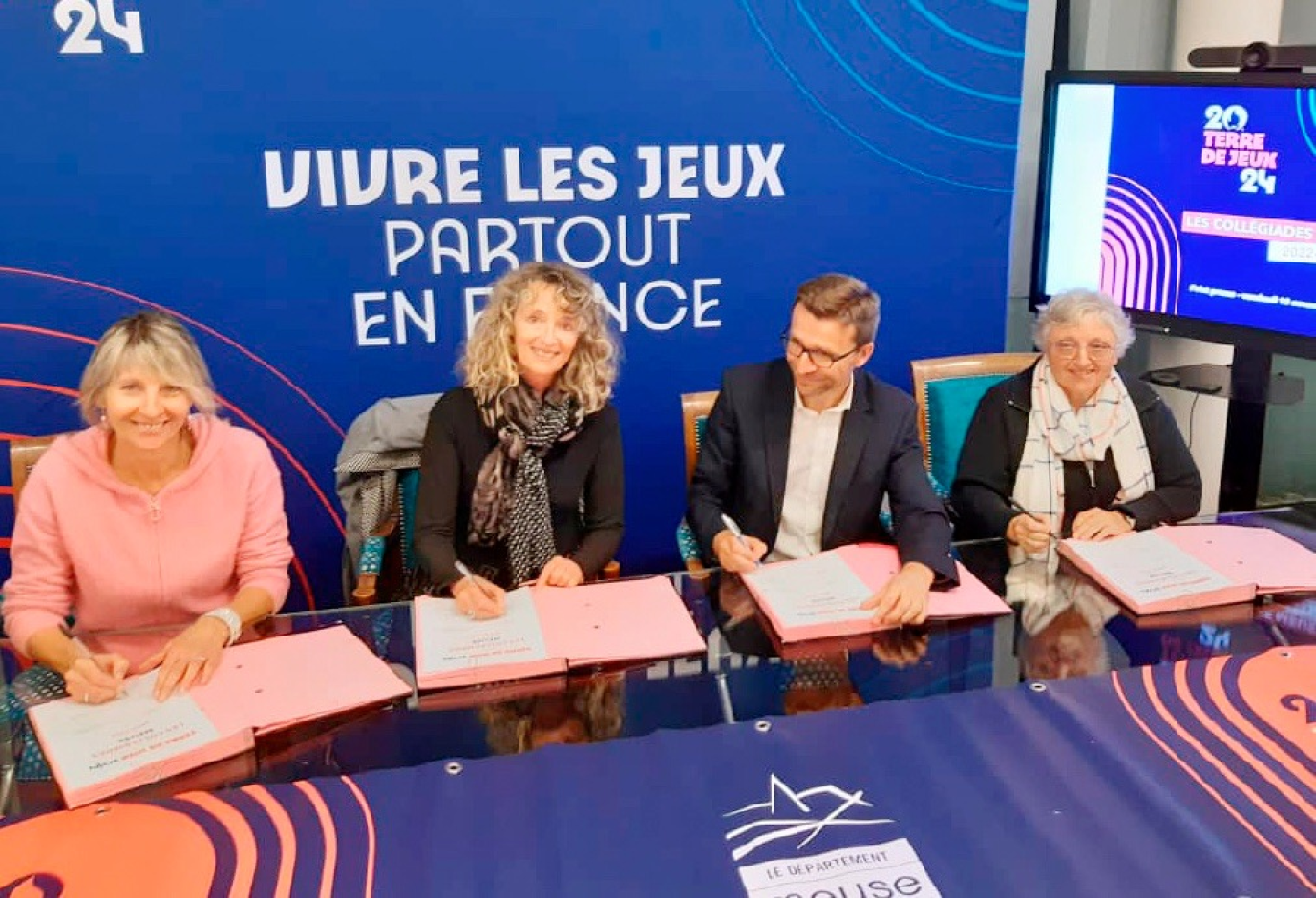 © CDOS Meuse Signature du partenariat entre le CDOS Meuse, l'UNSS 55 et le Département de la Meuse, pour le projet « les collégiades Meuse terre de Jeux » 