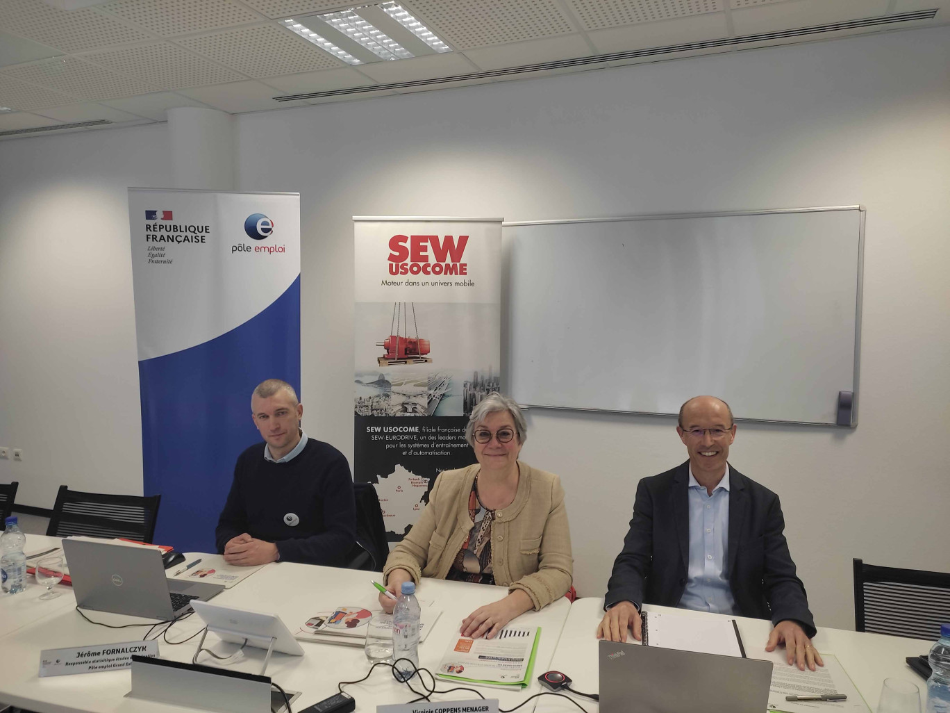 (c) : Pôle Emploi Grand Est Virginie Coppens Menager (au centre), nouvelle directrice de Pôle Emploi Grand Est depuis le 1er mars, a présenté la semaine dernière les résultats de l’enquête Besoins en main-d’œuvre à l’usine alsacienne de Sew Usocome.