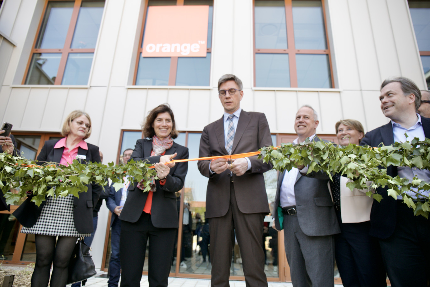 Christel Heydemann, directrice générale d’Orange et Mathieu Klein, maire de Nancy et de la Métropole du Grand Nancy, coupent le traditionnel ruban lors de l’inauguration du nouveau bâtiment de l’opérateur dans le quartier des Rives de Meurthe.